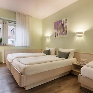 Kunterbunt In Wuerzburger Innenstadt Hotell